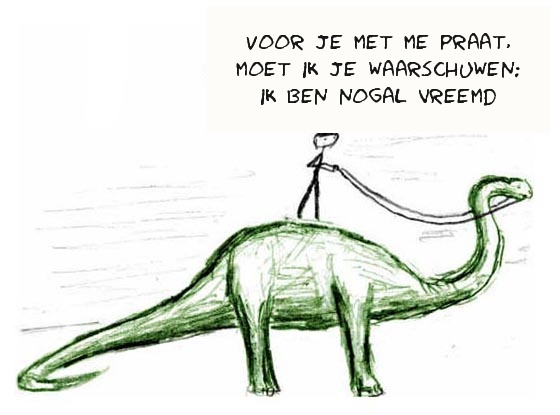 Een man boven op een dinosaurus kondigt aan dat hij nogal vreemd is.